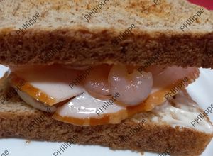 Una foto de Sándwich Colitas De Camarón y Jamón De Pavo
