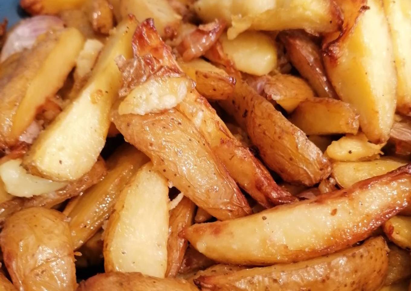 Pommes de terre nouvelles rôties avec ail en chemise