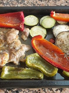 Una foto de Contramuslo al horno con verduras