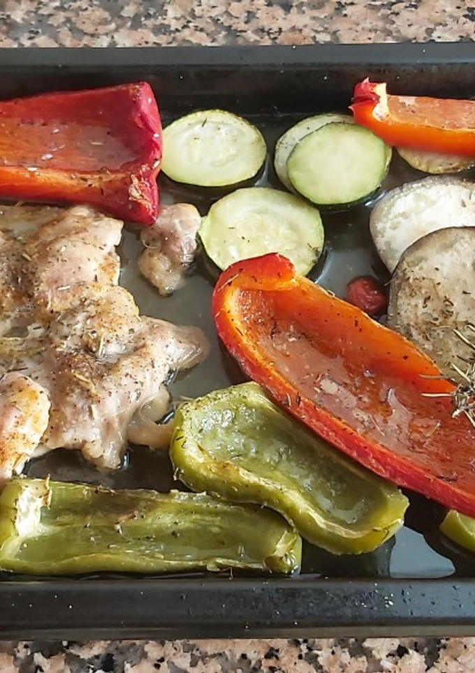 Una foto de Contramuslo al horno con verduras