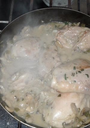 Una foto de Pollo en salsa con champiñones
