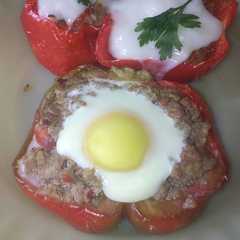 A picture of Morrones relleno con carne😋😋.