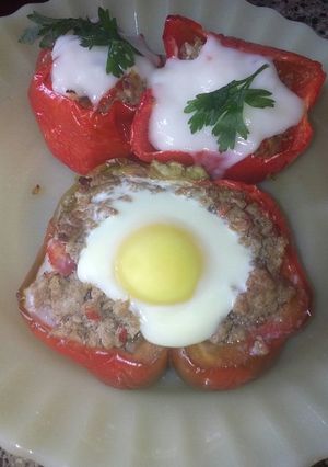 Una foto de Morrones relleno con carne😋😋
