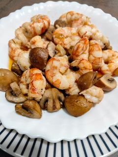 Una foto de Gambones al ajillo con champiñones