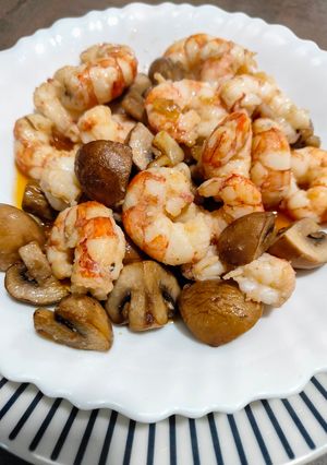 Una foto de Gambones al ajillo con champiñones