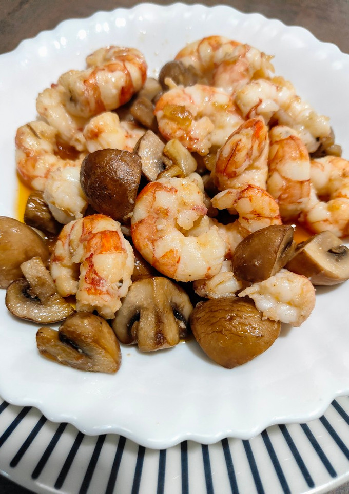 Una foto de Gambones al ajillo con champiñones