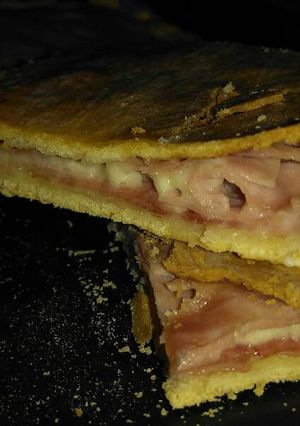 Una foto de Tarta de jamón y queso caserita