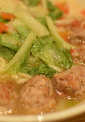 豚肉丸番茄中式湯麵。湯頭清爽不膩口--選用梅爾雷赫冷壓橄欖油 的食譜成品照片