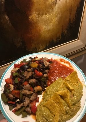 Una foto de Salteado de cerdo y gambas (para fajitas) con guacamole 🦀