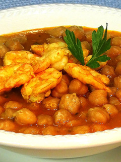 Una foto de Garbanzos con langostinos
