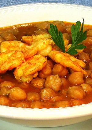 Una foto de Garbanzos con langostinos