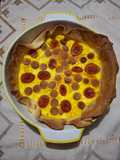Torta salata con wurstel e pomodorini