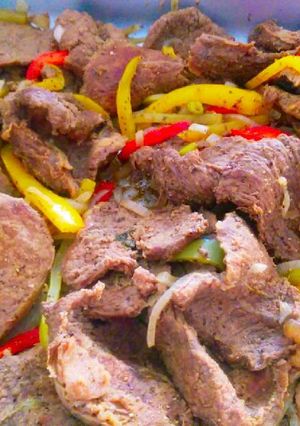 Una foto de Carne de res con Pimientos y cebolla!
