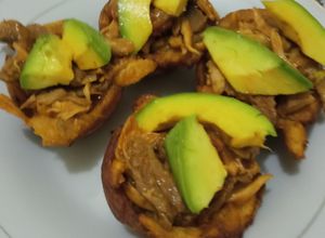 Una foto de Canastas de patacón rellenas