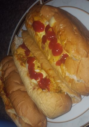 A picture of Chicken coronation rolls.