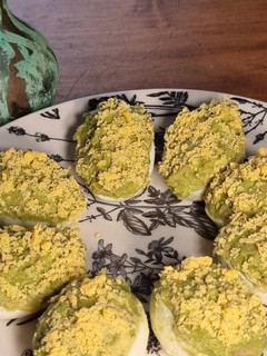 Una foto de Huevos rellenos de aguacate y atún
