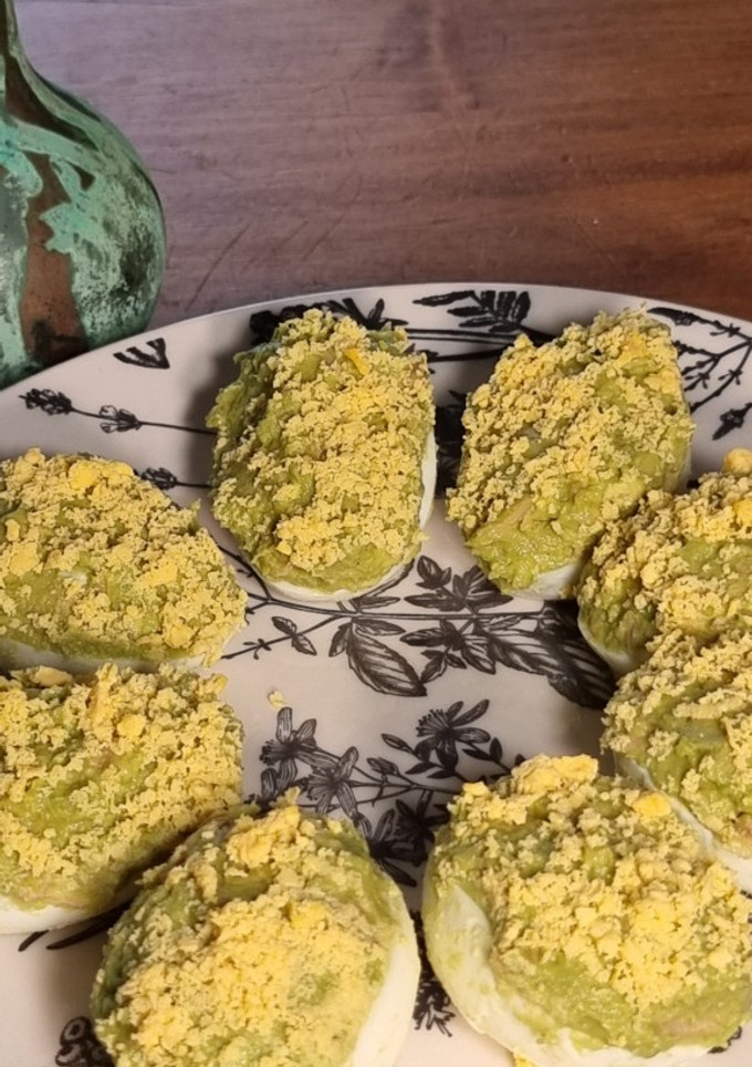 Una foto de Huevos rellenos de aguacate y atún