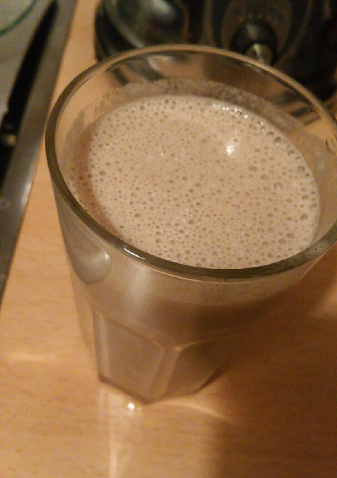 Una foto de Batido de proteínas de chocolate y plátano