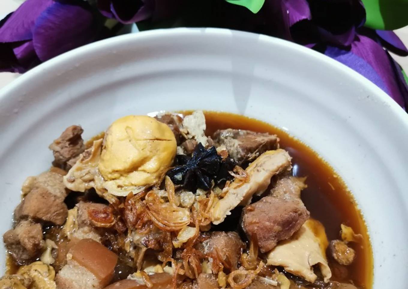 Babi kecap dengan telur cemplug versi asin, kuah banyak