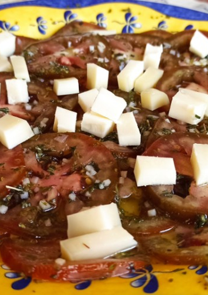 Una foto de Carpaccio de tomate