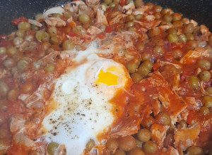 Una foto de Colchón de arvejas con huevo y pollo🍗