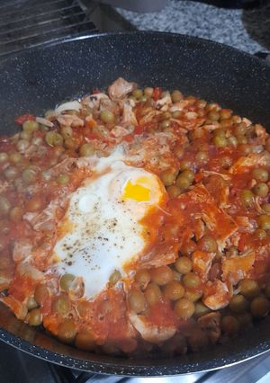 Una foto de Colchón de arvejas con huevo y pollo🍗