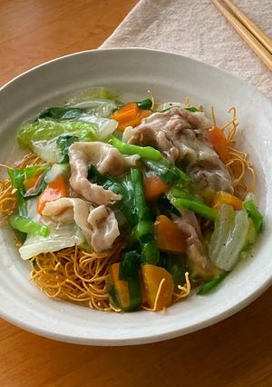 A picture of Easy Crispy Noodle Stir-Fry with Vegetable Gravy.