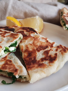 Una foto de Pan Árabe con relleno de espinacas y queso
