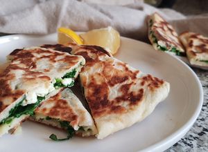 Foto principal de Pan Árabe con relleno de espinacas y queso