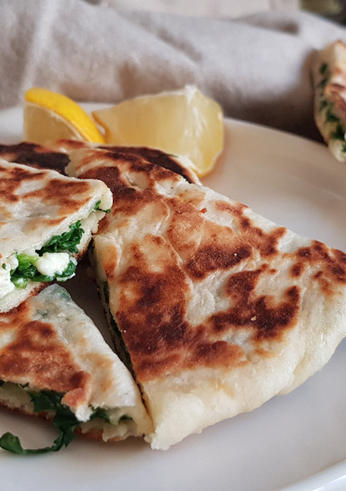 Una foto de Pan Árabe con relleno de espinacas y queso