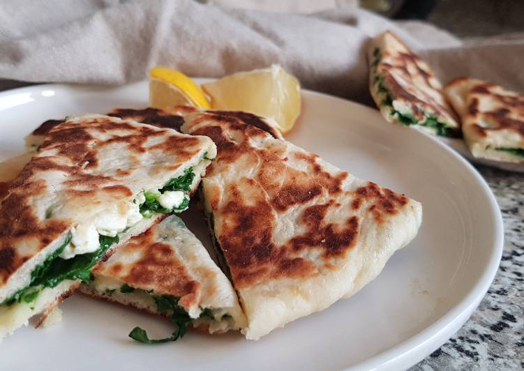 Pan Árabe con relleno de espinacas y queso