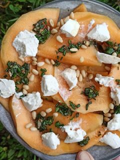 Une photo de Melon mariné pignons de pin et ricotta