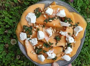 Une photo de Melon mariné pignons de pin et ricotta