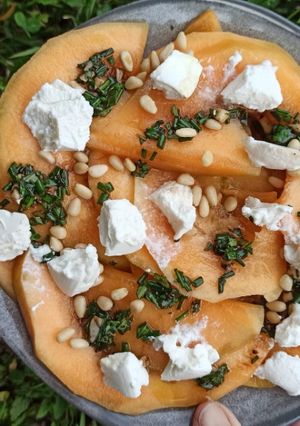Une photo de Melon mariné pignons de pin et ricotta