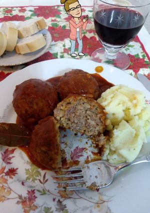 Una foto de Albóndigas en salsa con puré