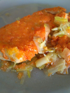 Una foto de Merluza con salmorejo al horno