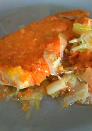 Una foto de Merluza con salmorejo al horno