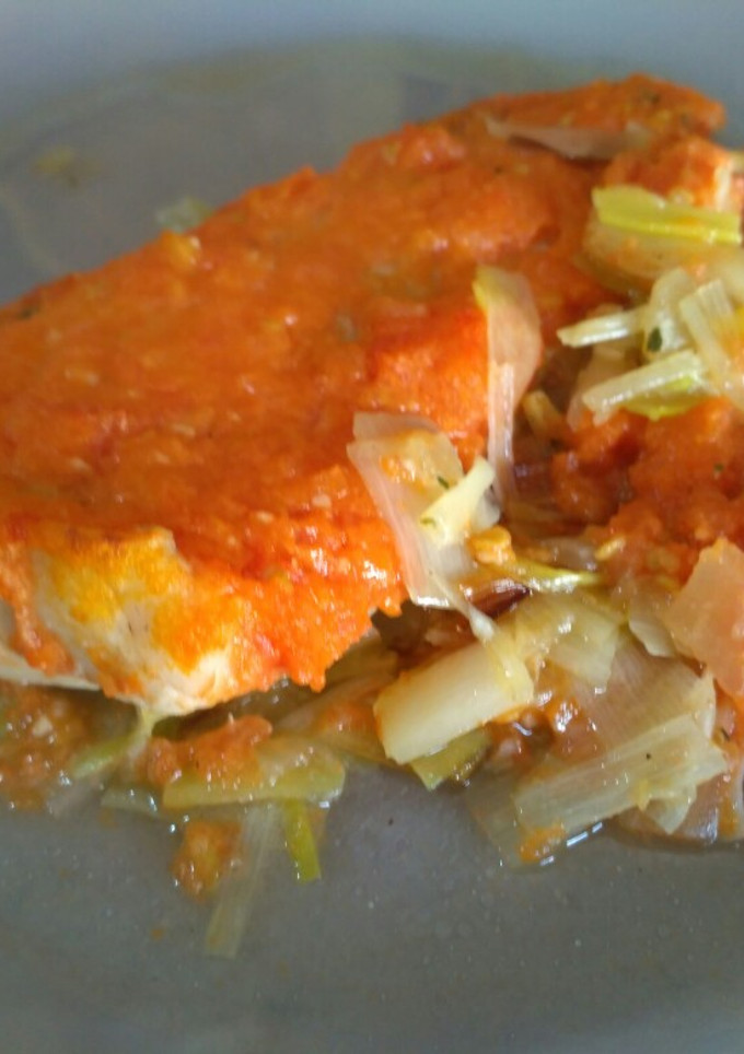 Una foto de Merluza con salmorejo al horno