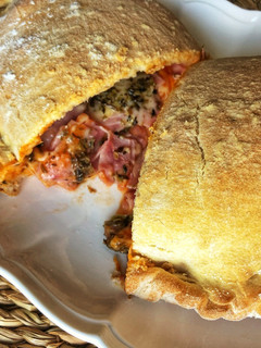 Una foto de Pizza calzone de jamón york y queso