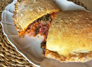 Foto principal de Pizza calzone de jamón york y queso