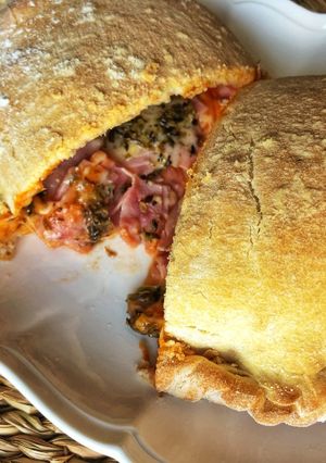 Una foto de Pizza calzone de jamón york y queso