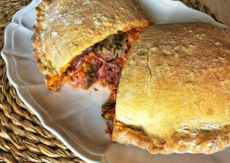 Pizza calzone de jamón york y queso