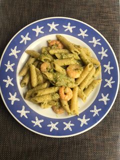 Una foto de Unos macarrones, con langostinos y salsita de albahaca 🌿