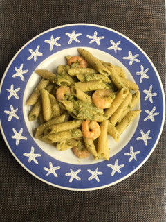Una foto de Unos macarrones, con langostinos y salsita de albahaca 🌿