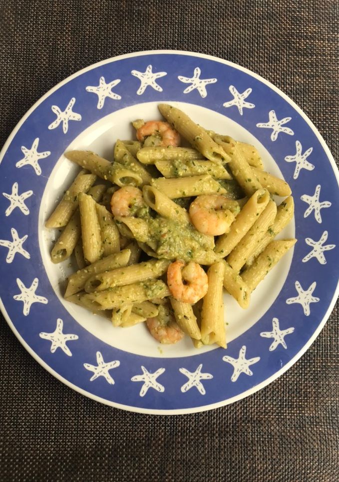 Una foto de Unos macarrones, con langostinos y salsita de albahaca 🌿
