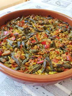 Una foto de Arroz al horno de verano (arròs al forn en tonyina)