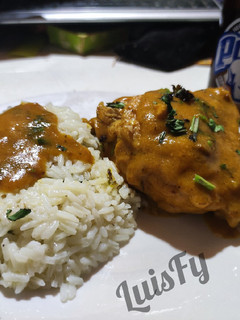 Una foto de Pollo estofado en olla xpress... LuisFy