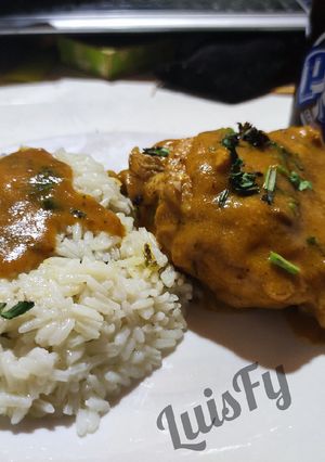 Una foto de Pollo estofado en olla xpress... LuisFy