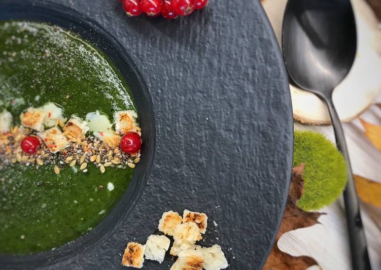 Recetta di Veloce Crema di cavolo nero con scaglie di pecorino e crostini