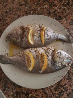 Una foto de Dorada para dos, con amor